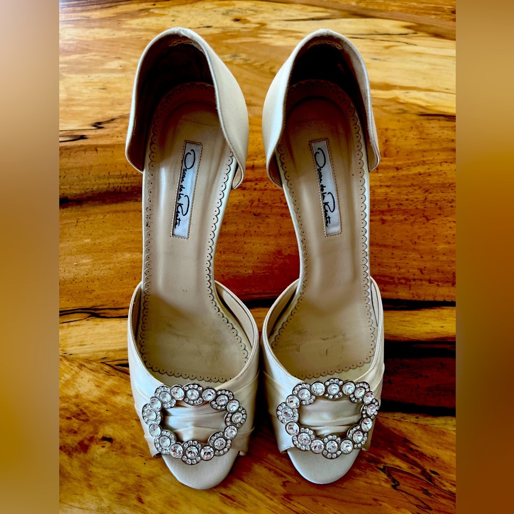 Oscar de la Renta Satin Heels - with gorgeous crystal embellished💎 buckle 🤍